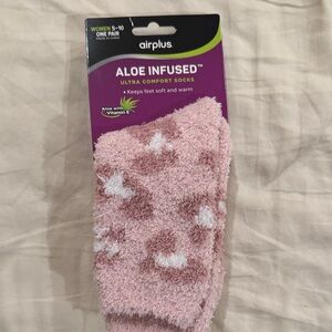 NWT Aloe infused comfort socks, Women’s size 5-10